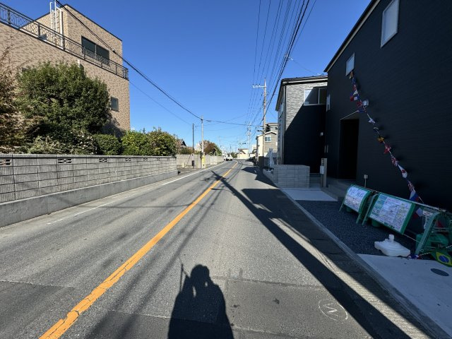 八潮市伊勢野新築戸建の前面道路含む現地写真|北西側前面道路