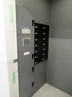 【その他共用部分】 | 吉岡マンション | 1階のメールボックスと宅配ボックスです