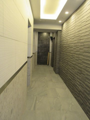 【エントランス】 | 吉岡マンション | 奥はエレベーターホールです