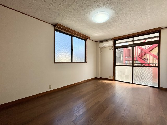 谷津田ビルの居間・リビング|角部屋　２面採光で明るい室内