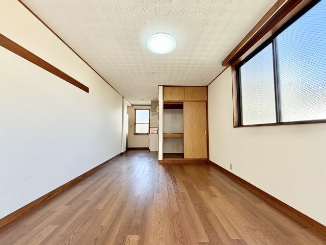 谷津田ビルの居間・リビング|リフォームし綺麗な室内