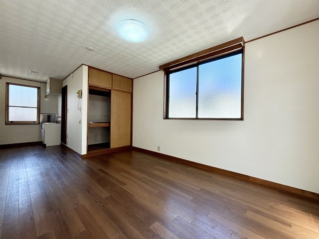 谷津田ビルの居間・リビング|角部屋　２面採光で明るい室内