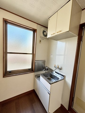 谷津田ビルのキッチン|キッチン横に窓があり、換気し易い環境です！