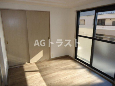 【洋室】 | リヴィエール | 洋室（南側）