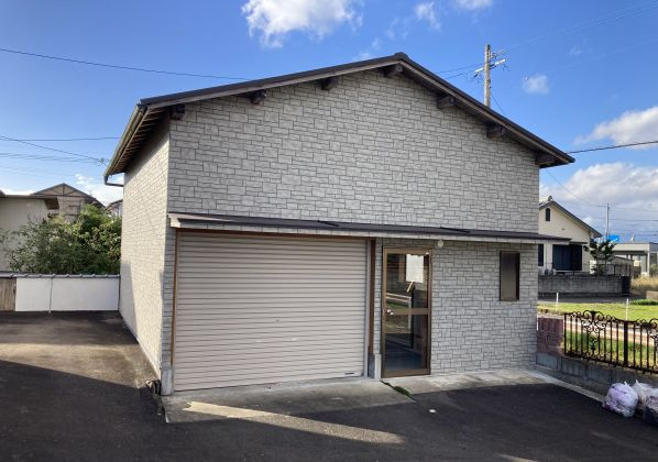 都城市甲斐元町の中古一戸建の外観|車庫・事務所
