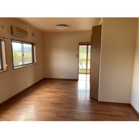 都城市甲斐元町の中古一戸建の洋室