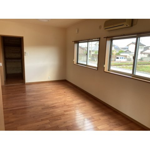 都城市甲斐元町の中古一戸建の洋室