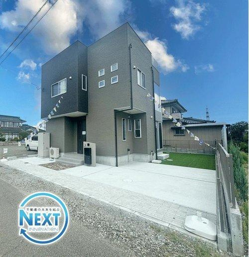 名取市上余田字千刈田の外観|広々とワイドな駐車スペースを確保した邸宅♪セカンドカーをお持ちの方にも嬉しい敷地内駐車場◎休日には車の手入れに気合いが入りそうです♪