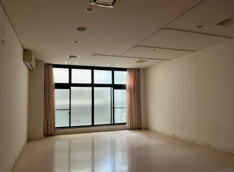 東医ビルの居間・リビング