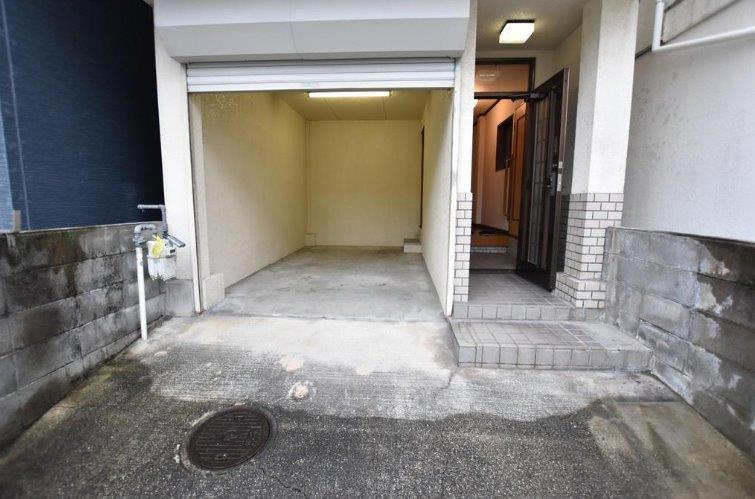 私部７丁目　中古一戸建ての駐車場|ビルドインガレージ
■物件内覧・資金計画相談・住宅ローン相談、リフォーム相談、お問合せ受付中■
※当日・翌日のご内覧、ご相談はお電話でのお問合せがスムーズです！