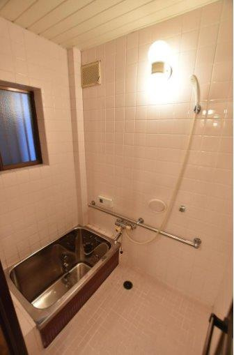 私部７丁目　中古一戸建ての浴室|浴室　窓あり
■物件内覧・資金計画相談・住宅ローン相談、リフォーム相談、お問合せ受付中■
※当日・翌日のご内覧、ご相談はお電話でのお問合せがスムーズです！