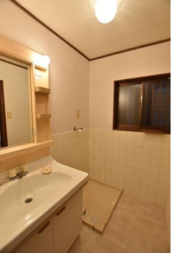 私部７丁目　中古一戸建ての独立洗面台|洗面化粧台　洗濯機置き場
■物件内覧・資金計画相談・住宅ローン相談、リフォーム相談、お問合せ受付中■
※当日・翌日のご内覧、ご相談はお電話でのお問合せがスムーズです！