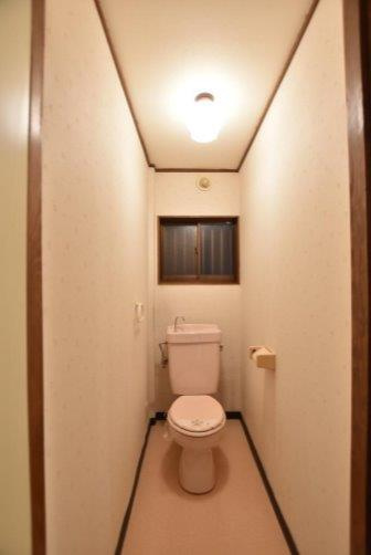 私部７丁目　中古一戸建てのトイレ|トイレ
■物件内覧・資金計画相談・住宅ローン相談、リフォーム相談、お問合せ受付中■
※当日・翌日のご内覧、ご相談はお電話でのお問合せがスムーズです！