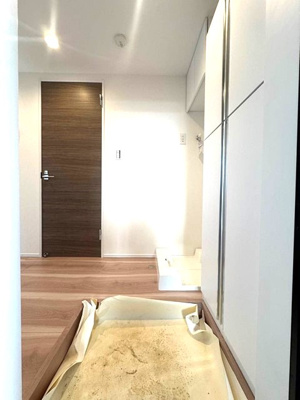 【展望】 | 【新築】アイリス | ※施工中※玄関から室内への景観です！正面にトイレ・浴室などの水回り、左手にキッチン・洋室5.8帖のお部屋があります☆