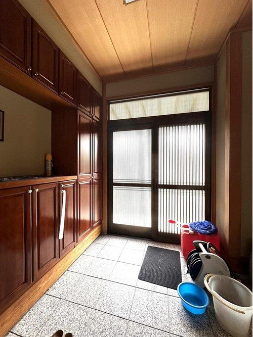 　名取市ゆりが丘1丁目の玄関|玄関ドアをガラス張りにしたことで、暗くなりがちな玄関スペースを明るく保ちます♪