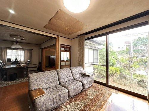 　名取市ゆりが丘1丁目の居間・リビング|大開口の窓からたっぷりと陽光が降り注ぐ明るく開放的なリビングダイニング♪居心地の良さを創出し、自然と家族が集まる空間に♪