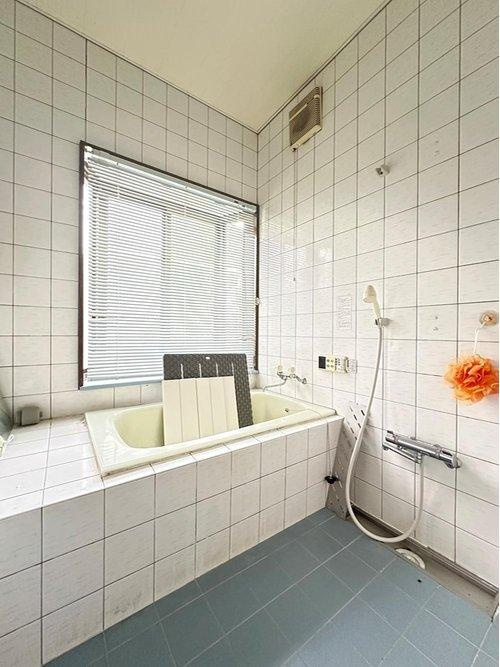 　名取市ゆりが丘1丁目の浴室|窓付きで明るく換気がしやすいバスルーム♪見た目にも可愛いタイル張り♪