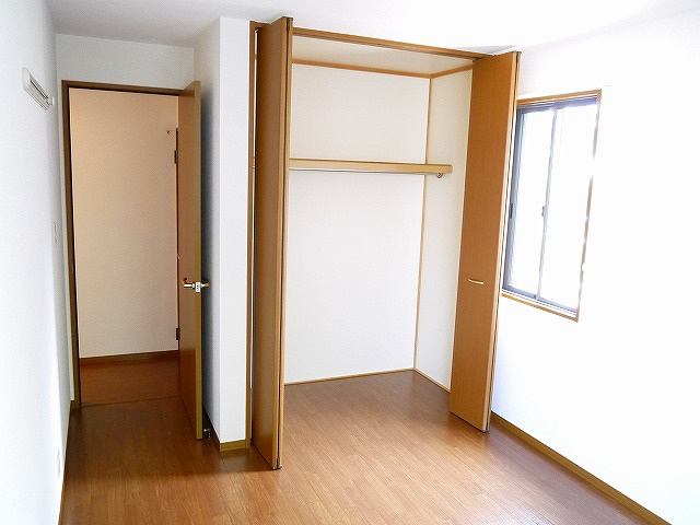 ラフィーネ結崎　Ａ棟の収納|落ち着いた色調の洋室です