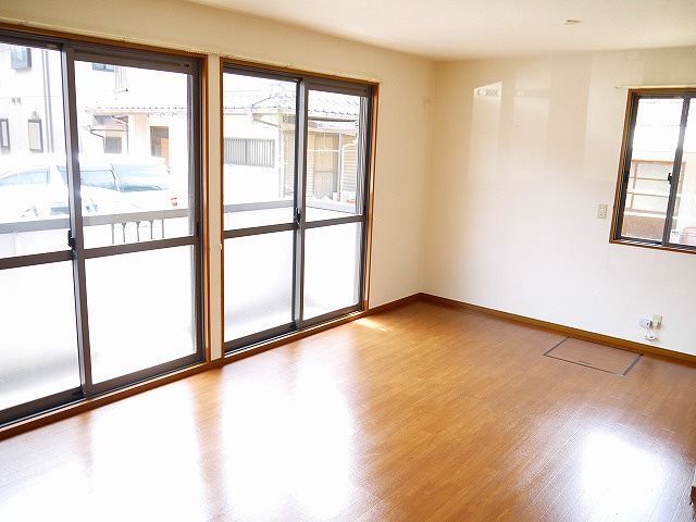 ラフィーネ結崎　Ａ棟の洋室|こちらの居間で趣味の時間をお楽しみください