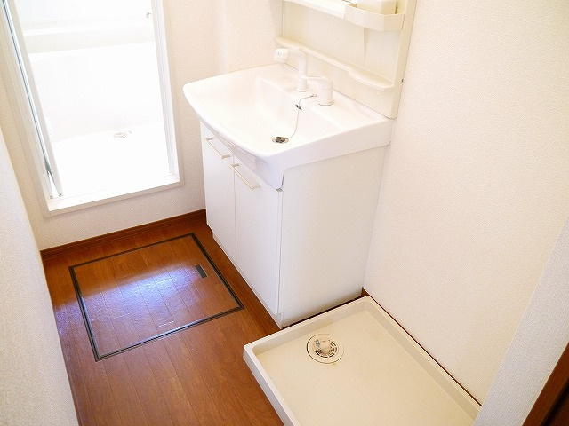 ラフィーネ結崎　Ａ棟の洗面所|明るい洗面所です