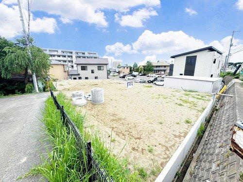 太白区砂押南町　建築条件なし売地の前面道路含む現地写真|ゆとりある前面道路に面し、車の出し入れもラクラク◎お出かけがもっと楽しくなりそうです♪