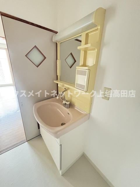 ウイングヒルズＡ棟の独立洗面台|洗面化粧台