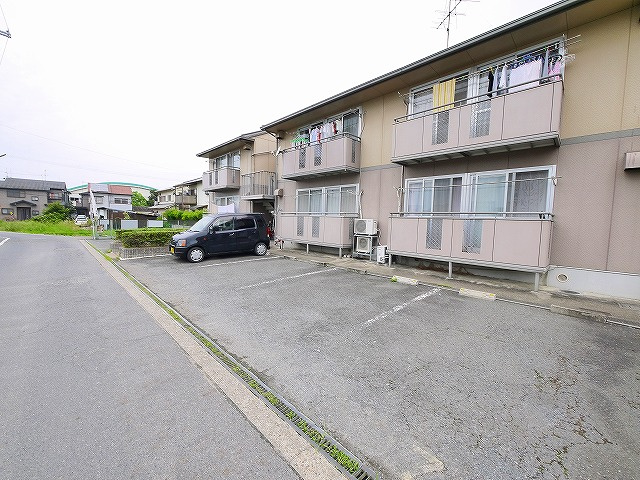 レジデンスボナール　Ⅰの駐車場|駐車場があるので、車を買う予定の方も安心です