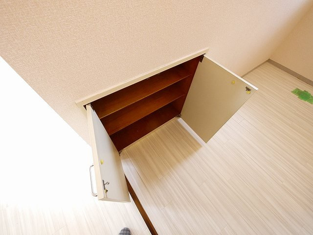 レジデンスボナール　Ⅰの玄関|収納もある玄関です