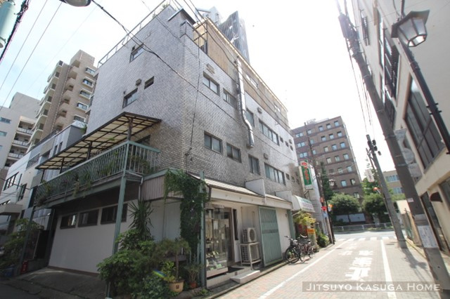 通りから一本入った立地。