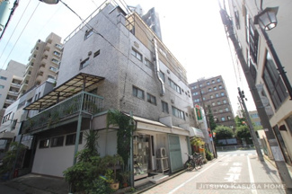 通りから一本入った立地。