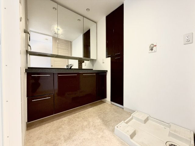 ネバーランド大津GRANBAY　5階の独立洗面台|洗面・脱衣室にも収納スペースたっぷり！