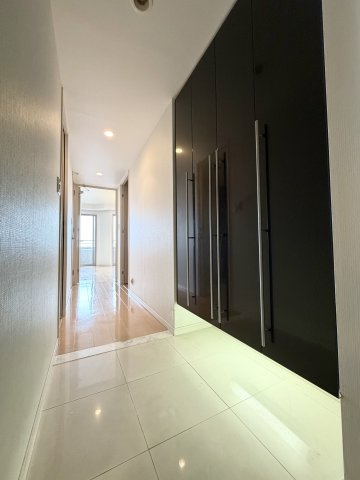 ネバーランド大津GRANBAY　5階の玄関|玄関にはシューズクロークがあり、足元のダウンライトが高級感を出しています♪