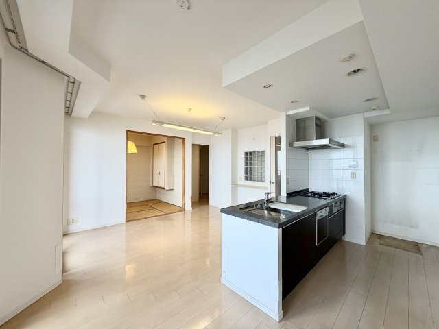 ネバーランド大津GRANBAY　5階のキッチン|約15帖のLDK♪　広々空間で快適です◎