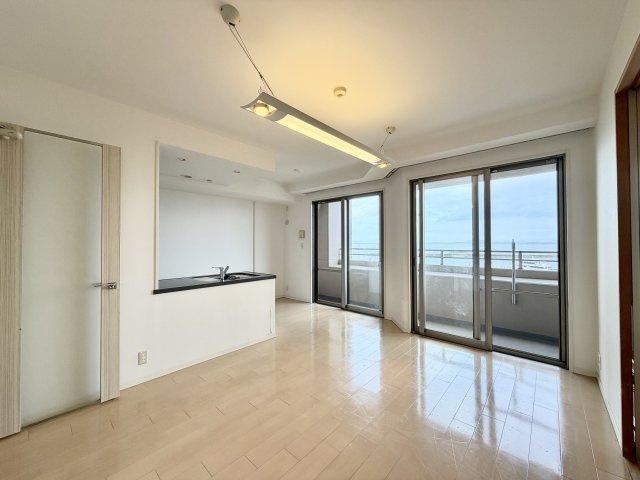 ネバーランド大津GRANBAY　5階の居間・リビング|LDKの窓からは琵琶湖を一望できます♪