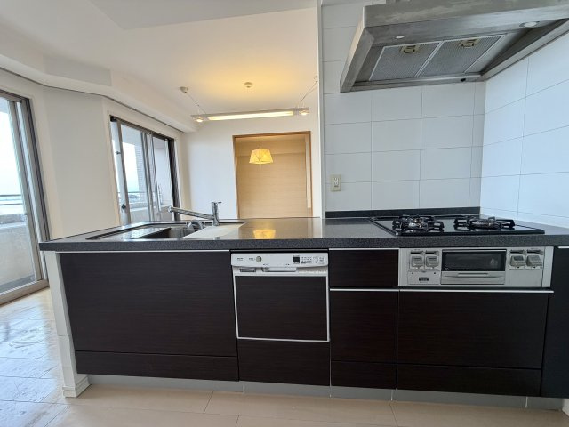 ネバーランド大津GRANBAY　5階のキッチン|キッチンからリビング・和室を見渡せるようになっています◎