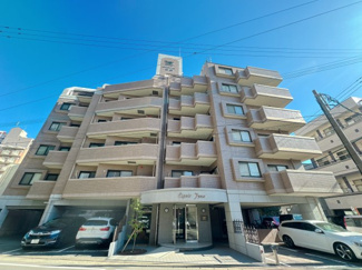 【外観】 | マンションの顔となるエントランスは重厚感漂う装いでお客様をお出迎えします。 