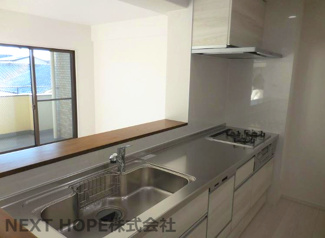 【キッチン】 | 【リフォーム済み！】サニークレストグランテージ園田 | 新品のシステムキッチンです♪圧迫感も無く、お料理を作りながらリビングのご家族とのコミュニケーションも取れます！！食器洗い乾燥機付きで食後の後片付けはお任せですね(^^)