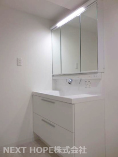 【独立洗面台】 | 【リフォーム済み！】サニークレストグランテージ園田 | 新品の洗面化粧台です♪シャワー水栓で使い勝手も良いです！鏡は三面鏡になっております！