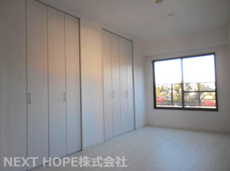 【洋室】 | 【リフォーム済み！】サニークレストグランテージ園田 | 洋室９帖です♪大きなクローゼットも設けられております！ぜひ一度現地をご覧ください！！お気軽にネクストホープ不動産販売までお問い合わせを！！