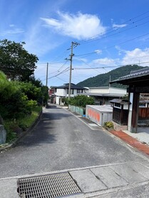 売土地の前面道路含む現地写真