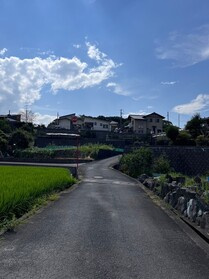 売土地の前面道路含む現地写真