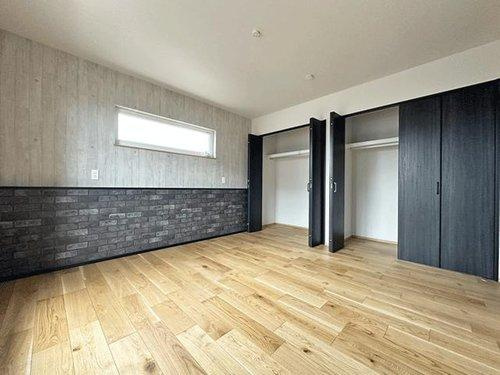若林区荒井の内装|広々とした洋室はご夫婦の主寝室におすすめ♪大容量の収納を付けたので、たくさんの衣類を収納出来て大満足◎