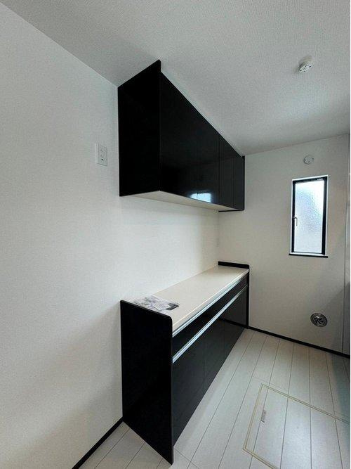 太白区山田自由ヶ丘のキッチン|キッチンの背面にはカップボードを備え付けました♪調理家電やお皿をまとめて収納し、お料理効率もグンとアップ♪