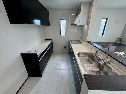 太白区山田自由ヶ丘のキッチン|家事楽動線のキッチンは対面式で家族と会話をしながらお料理ができる対面式キッチンに♪