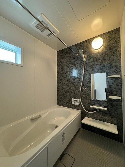 太白区山田自由ヶ丘の浴室|お子さまと一緒のバスタイムも余裕な広さのバスルーム♪小窓付きで換気がしやすいのでこもりがちな湿気対策にも◎