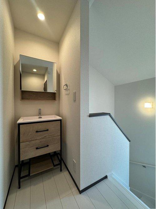 太白区山田自由ヶ丘の洗面所|収納棚付きの2階フロアにある洗面で朝夜の歯磨きもお出かけの支度も楽々出来ちゃう！