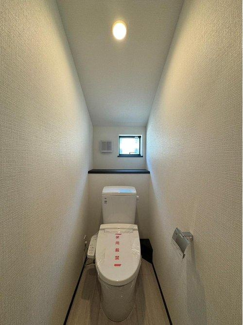 太白区山田自由ヶ丘のトイレ|背面に小窓のあるトイレ♪1階、2階と二か所にトイレを配置し、朝の支度時間が重なってもトイレ渋滞を避けられますね♪