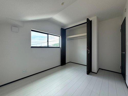 太白区山田自由ヶ丘の内装|大きなクローゼット付きの洋室◎衣類も小物もたっぷりと収納出来るので、お部屋のスペースをより広くお使いいただけます♪