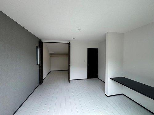 太白区山田自由ヶ丘の内装|広々とした洋室はご夫婦の主寝室におすすめ♪ウォークインクローゼットを付けたので、たくさんの衣類を収納出来て大満足◎
カウンターでは読書やお仕事も落ち着いてできます！