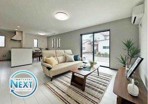 太白区山田自由ヶ丘の居間・リビング|お部屋の一面に施したアクセントクロスは、くすみカラーでおしゃれな印象◎明るいカラーのフローリングとの相性も良く、お部屋をトータルコーディネート♪